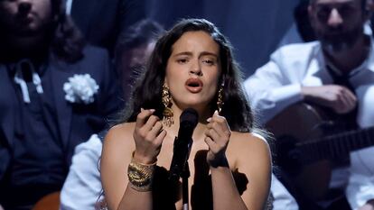 Rosalía, el jueves en los Grammy Latinos de Sevilla, al interpretar la canción 'Se nos rompió el amor'.