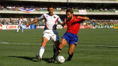 Martín Vázquez intenta llevarse el balón ante Jozic en el España-Yugoslavia de Italia 90.
