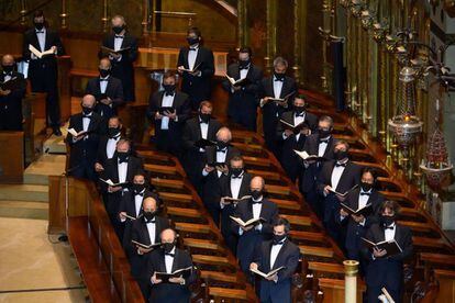 El cor del Liceu canta amb mascareta al concert inaugural de la temporada al Monestir de Montserrat.