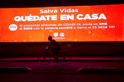 Un ciclista de noche en Ciudad de México, en mayo de 2020.