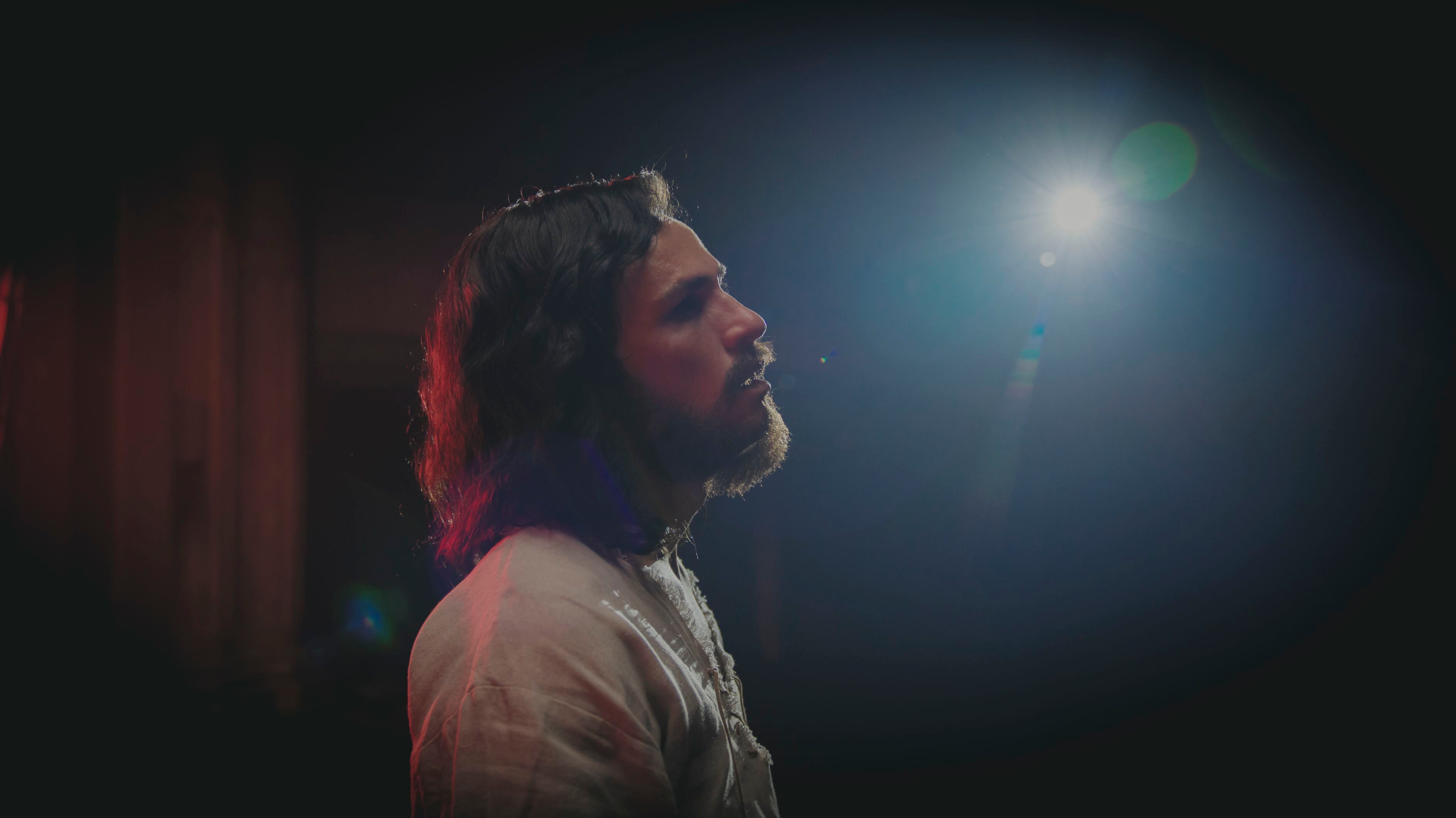 Alejandro Jato recreando el momento en que Camilo Sesto lleva a escena el musical 'Jesucristo Superstar'.