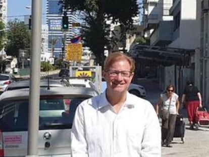 Andrés Roemer posa frente a una calle en Jerusalén que lleva su nombre.