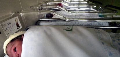 Bebés y niños recién nacidos en sus cunas de la maternidad del Hospital Clínico de Barcelona.