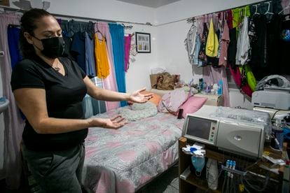 Brenda Costa Torres muestra su maquina de diálisis en su habitación. 
