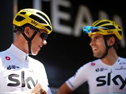 Froome, a la izquierda, y Landa, charlan antes de salir a entrenar el d&iacute;a descanso.