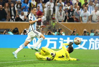 Ángel Di María supera al portero francés Llopis para marcar el segundo gol de Argentina.