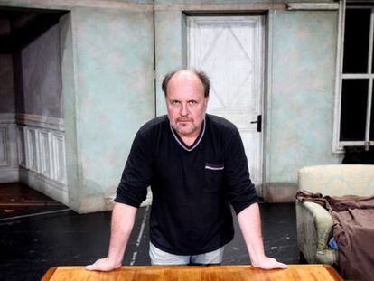 El director y dramaturgo Daniel Veronese en el decorado de la obra 'Los hijos dormidos', en el Matadero de Madrid.