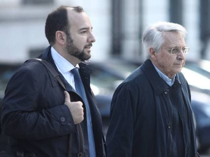 El expresidente de Caixanova, Julio Fernández Gayoso (d) llegando a la Audiencia Nacional este lunes.