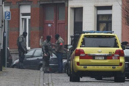 El president francès, François Hollande, ha confirmat que l'actuació policial a Molenbeek està relacionada amb els atemptats de París, però no que Abdeslam hagi estat detingut. A la imatge, forces de seguretat especials de Bèlgica durant l'operació.