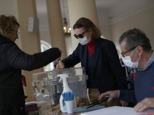 Una mujer vota este domingo en Menton, en el sur de Francia