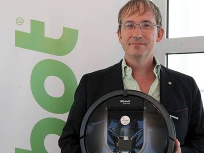 Colin Angle, fundador y CEO de iRobot, con una Roomba.