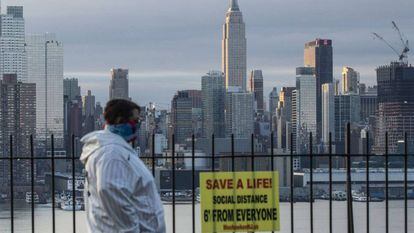 Un hombre con una mascarilla camina en Manhattan el 6 de abril de 2020.  