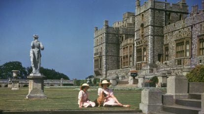 Las princesas Isabel y Margarita en el castillo de Windsor el 8 de julio de 1941.