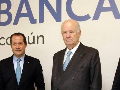 Los directivos de Abanca Francisco Botas; Juan Carlos Escotet(el segundo por la izquierda); Javier Etcheverria y Alberto de Francisco