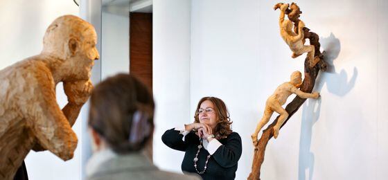Lourdes López, participante en el programa, junto a una escultura de madera de Álvaro de la Vega.