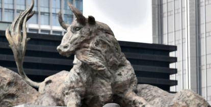 Estatuas de toros en el exterior de la Bolsa de Shenzhen.