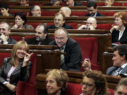Carod Rovira (ERC) atiende a una de las conversaciones que ayer mantuvieron la socialista Manuela de Madre y el líder de CiU, Artur Mas.
