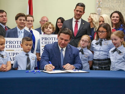 El gobernador de Florida, Ron DeSantis, firma la ley conocida como 'no digas gay', a finales de marzo de 2022.
