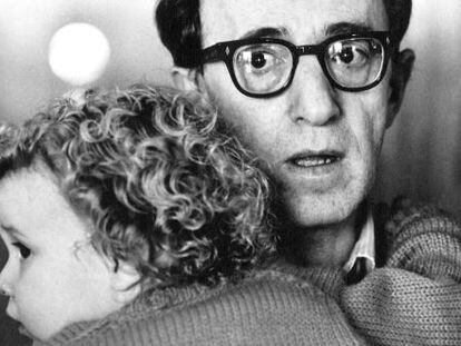 El cineasta Woody Allen sostiene en brazos a Dylan Farrow en 1987, entonces una niña de dos años.