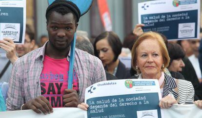 Un joven y una mujer, durante una manifestación a favor de la sanidad para inmigrantes en Bilbao