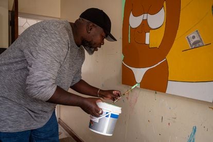 El keniano Michael Soi, en proceso de creación de una obra.