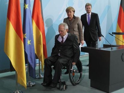 Merkel y Westerwelle siguen a Sch&auml;uble en Berlin en febrero. 