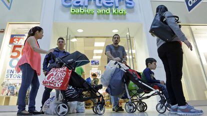 Familias de compras en un centro comercial en Miami