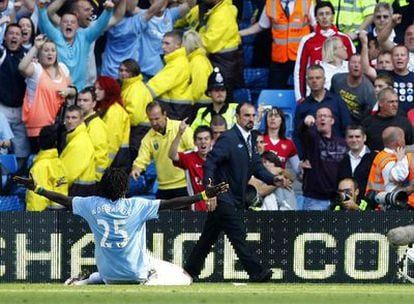 Adebayor celebra su gol frente a los seguidores del Arsenal, su ex equipo.