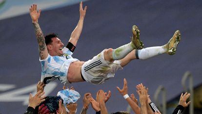 Messi, manteado por sus compañeros tras la victoria de Argentina en la final de la Copa América en Maracaná.