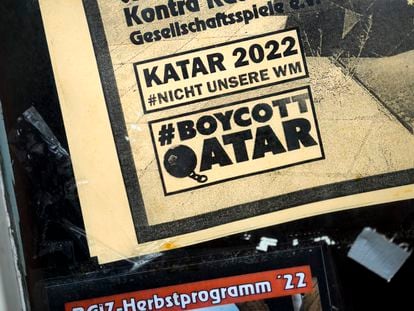 El eslogan de "Qatar 2022 no es nuestra Copa del Mundo" y "Boicot Qatar" en un afiche en la entrada de un pub en Alemania.