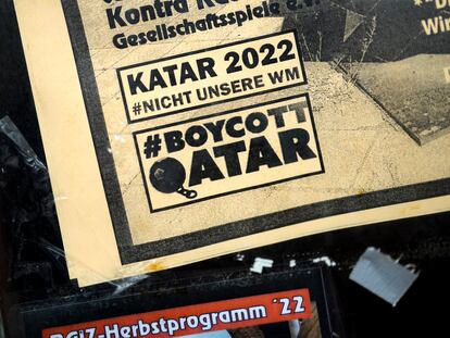 El eslogan de "Qatar 2022 no es nuestra Copa del Mundo" y "Boicot Qatar" en un afiche en la entrada de un pub en Alemania.