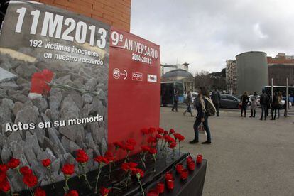 Unas rosas rojas y varias velas recuerdan a las 192 víctimas del atentado que hizo temblar Madrid hace nueve años. Aquí tiene lugar el homenaje de los sindicatos y otro de los representantes políticos madrileños.