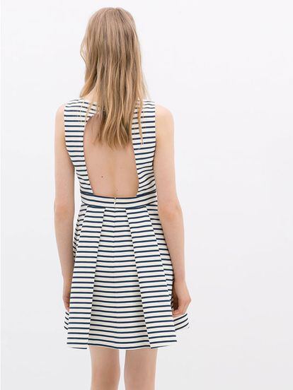 Vestido de rayas horizontales con espalda abierta de Zara (39,95 euros).