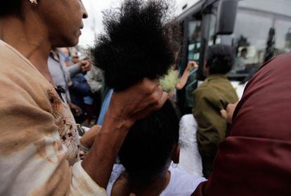 Una policía arrastra por los pelos a una de las 'Damas de blanco'. Se trata del tercer día de protesta del colectivo para reclamar la liberación de sus esposos y familiares.