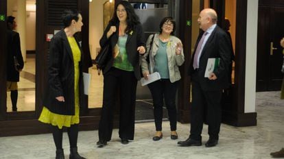Jone Goizelaia (EH Bildu) e Íñigo Iturrate (PNV), flanquean a Diana Riba y Meritxell Lluis en el Parlamento vasco.