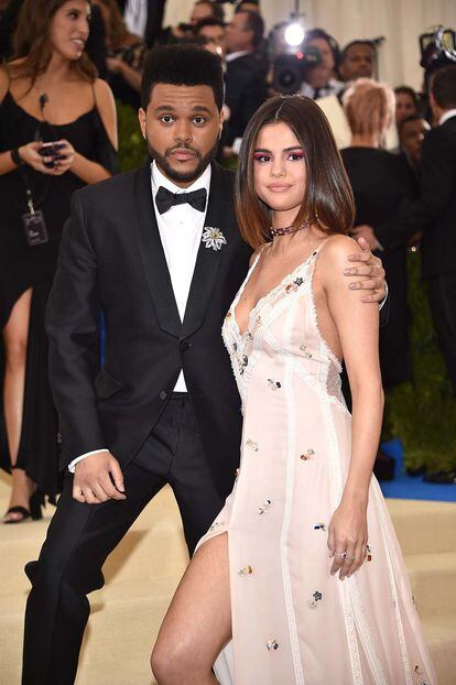 Selena Gómez y The Weeknd, la pareja más esperada de la noche, posaron por primera vez juntos en una alfombra roja. La cantante lució un vestido de Coach.