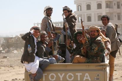 Un grupo de combatientes hutíes en un vehículo en Saná, el 14 de enero. 