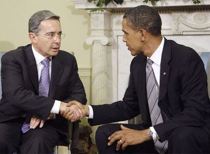 El presidente Barack Obama y su homólogo colombiano Álvaro Uribe, tras su reunión en el Despacho Oval de la Casa Blanca.