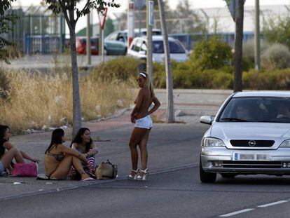 Diverses prostitutes esperen l'arribada de clients a la colònia Marconi (Madrid) el 2013.