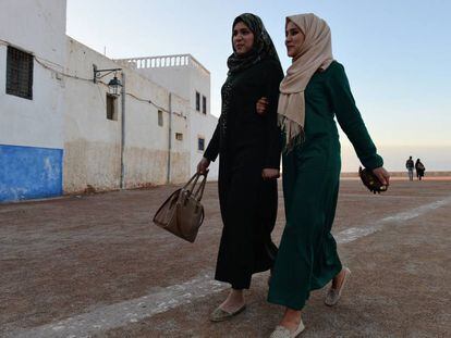 Dos mujeres caminan junto a las murallas de la casba en Rabat.