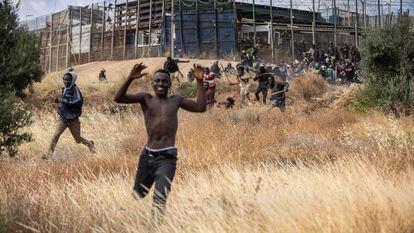 Un grupo de migrantes, tras cruzar la valla fronteriza de España y Marruecos en Melilla, en junio.