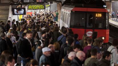 Un metro entra en la estación de plaza de Espanya de Barcelona, en una imagen de archivo.