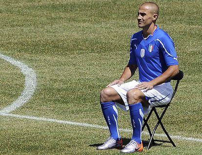 Fabio Cannavaro, momentos antes de hacerse la foto oficial con su selección para el Mundial de Sudáfrica.