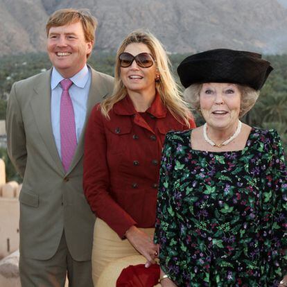 Beatriz de Holanda, con los príncipes Guillermo y Máxima.