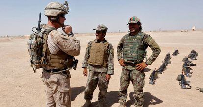 Un &lsquo;marine&rsquo; charla con soldados afganos en un campo de entrenamiento en Afaganist&aacute;n. &nbsp; 