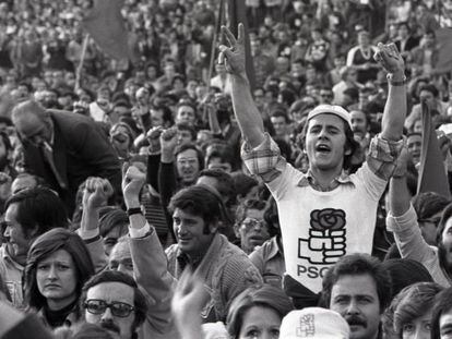 Mitin de cierre de campaña del PSOE en 1977 en el estadio del Rayo Vallecano. En vídeo, así han cambiado los mítines en los últimos 40 años.