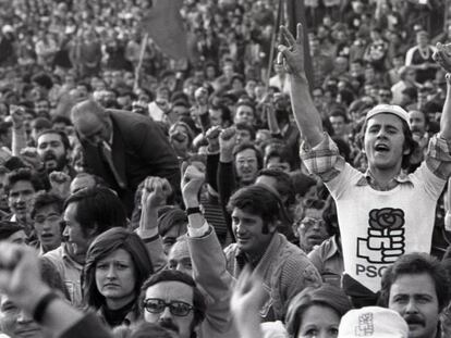 Mitin de cierre de campaña del PSOE en 1977 en el estadio del Rayo Vallecano. En vídeo, así han cambiado los mítines en los últimos 40 años.