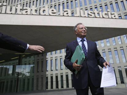 El l&iacute;der de Manos Limpias, Miguel Bernad, en la Ciudad de la Justicia de Barcelona, en agosto de 2014, tras presentar una querella contra la familia Pujol. 