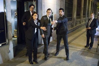 Rajoy sale del restaurante donde pasó ocho horas mientras la moción de censura seguía su curso.
