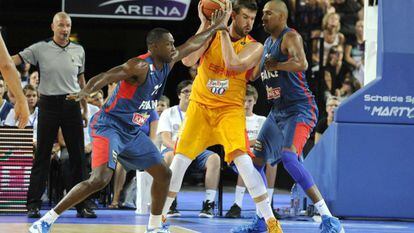 Marc protege el balón ante dos rivales.